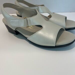 SAS Suntimer Tripad Comfort Pearl Bone Leather Slingback Sandals Sz 7.5